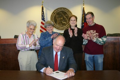 Mayor of Waynesboro Signing Spay Day Proclamation